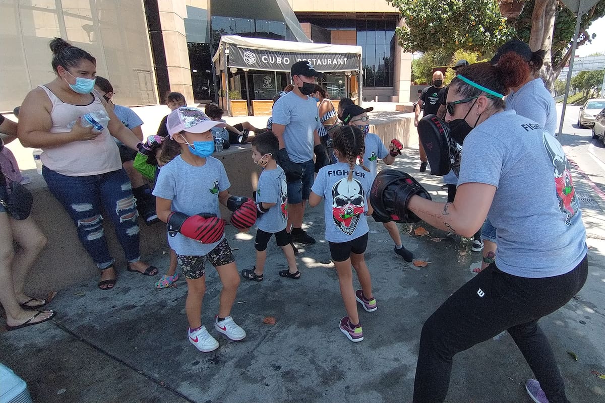 Niños venden aguas para ir a campeonato