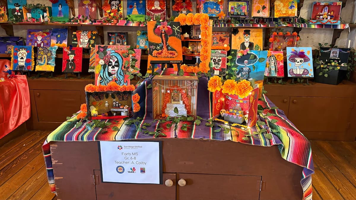 Estudiantes de San Diego exhiben altares y arte por el Día de Muertos en Old Town. Foto: Ana Gómez