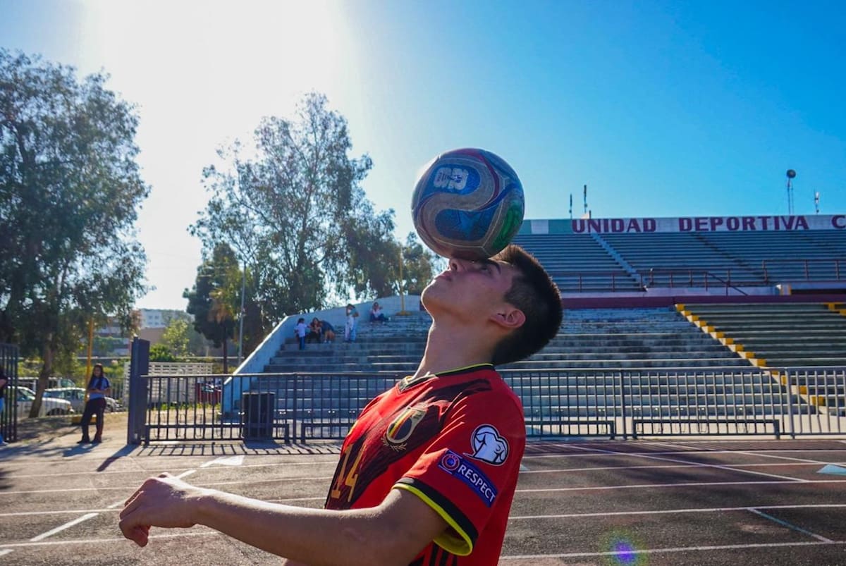Con apoyo de la comunidad y tras realizar boteos para reunir recursos, jóvenes futbolistas de Tijuana participarán en el Torneo Nacional Rebaño Chivas en Guadalajara, donde competirán en distintas categorías. Foto: Border Zoom