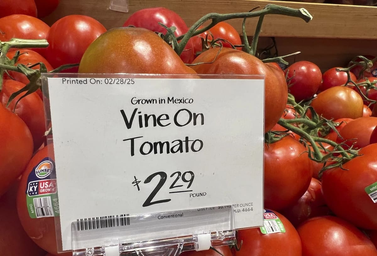 Los tomates importados de México están a la venta en un supermercado en Miami, mientras Estados Unidos impuso aranceles del 25% a productos de Canadá y México, iniciando una guerra comercial con sus vecinos y aliados más cercanos el miércoles 5 de marzo de 2025. | Crédito: AP/Lynne Sladky, archivo
