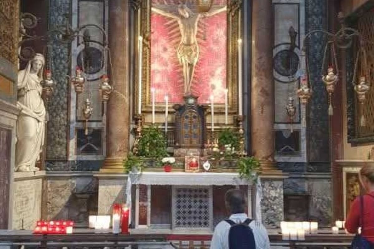 Reza padre cajemense en Roma por el fin de la sequía en Sonora