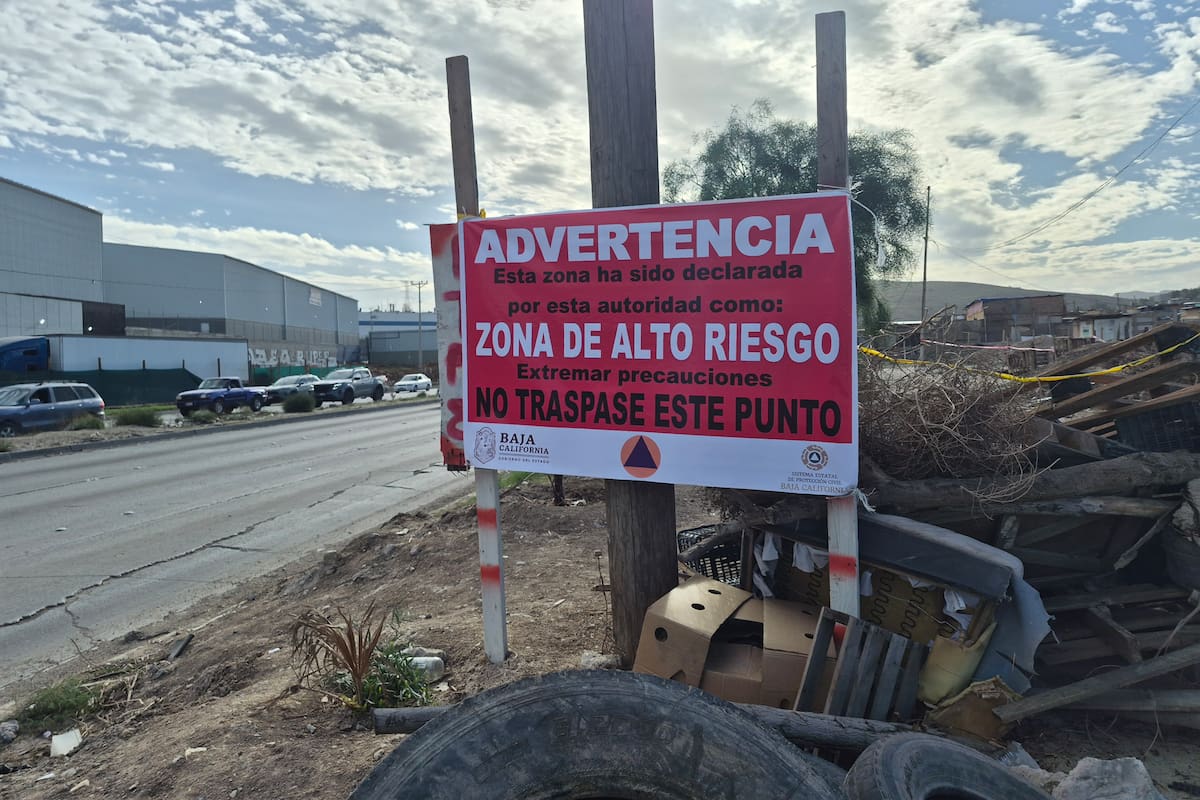 Regresan familias por sus pertenencias al asentamiento evacuado de la Vía Rápida Poniente