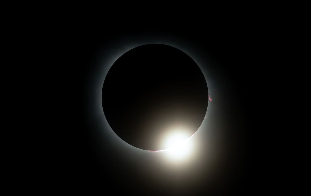 Los eclipses totales son una oportunidad única para investigar la corona solar, una región que normalmente es invisible por la intensidad de la luz solar.