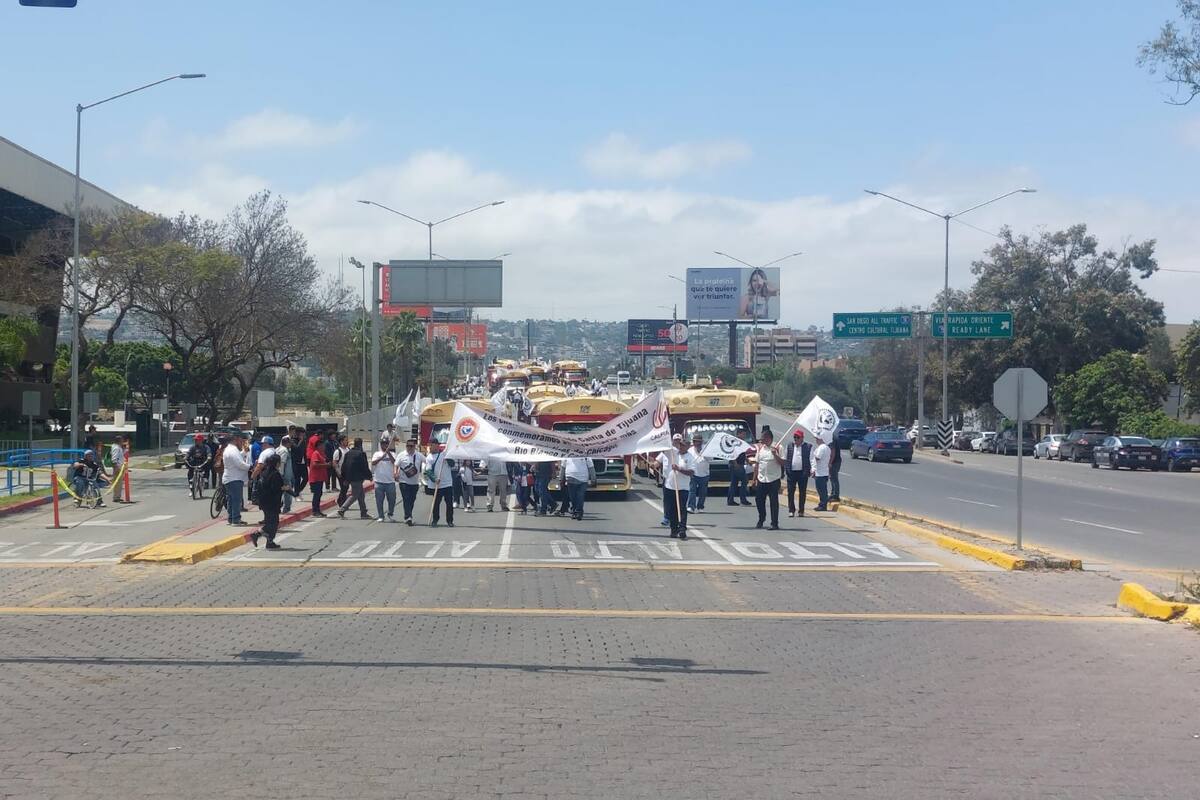 Desfilan choferes en el Día del Trabajo