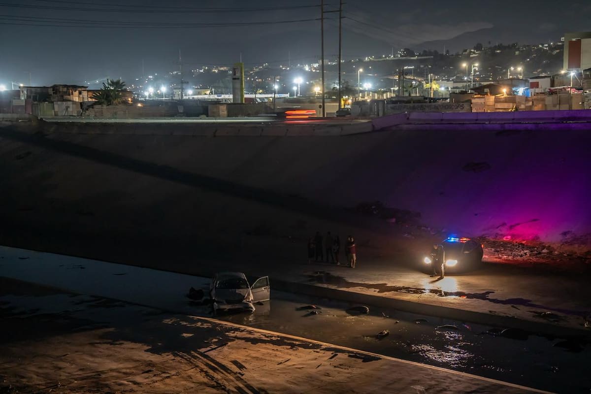 Auto se va a la canalización del Río Alamar