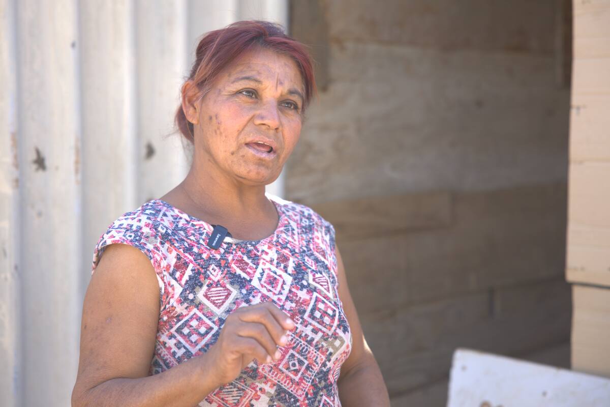 Cobertón Navideño 2024: Madre e hijo comparten cobija