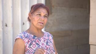 Duermen sobre un cartoncito en invasión Tres Reinas