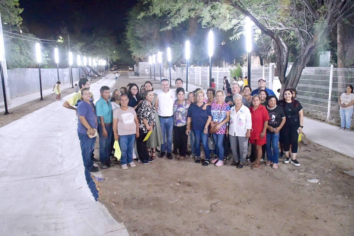 Entrega Astiazarán andador iluminado en la colonia Café Combate