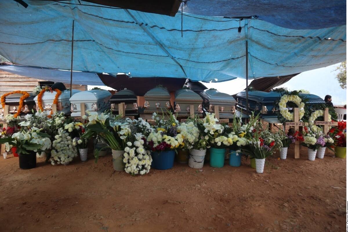 Velan y sepultan a los 11 asesinados en Guerrero