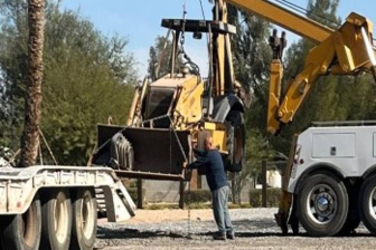 Localizan retroexcavadora robada tras cateo en el ejido Chihuahua