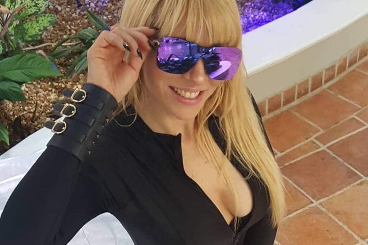 Un día caluroso hizo que Noelia solo se cubriera con una panty