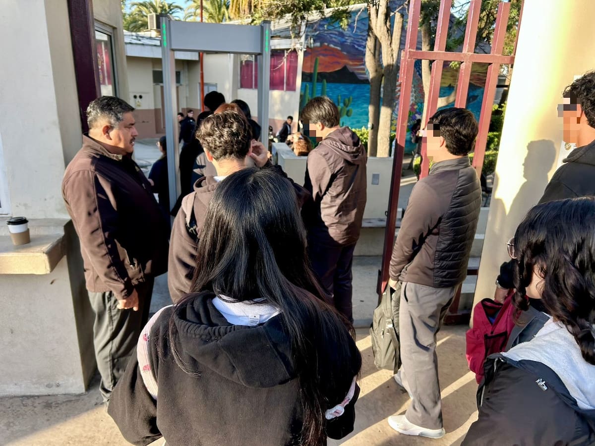 La Subdirección de Prevención del Delito y la Unidad K9, implementó un filtro de revisión en las instalaciones del Cobach. Foto: Cortesía