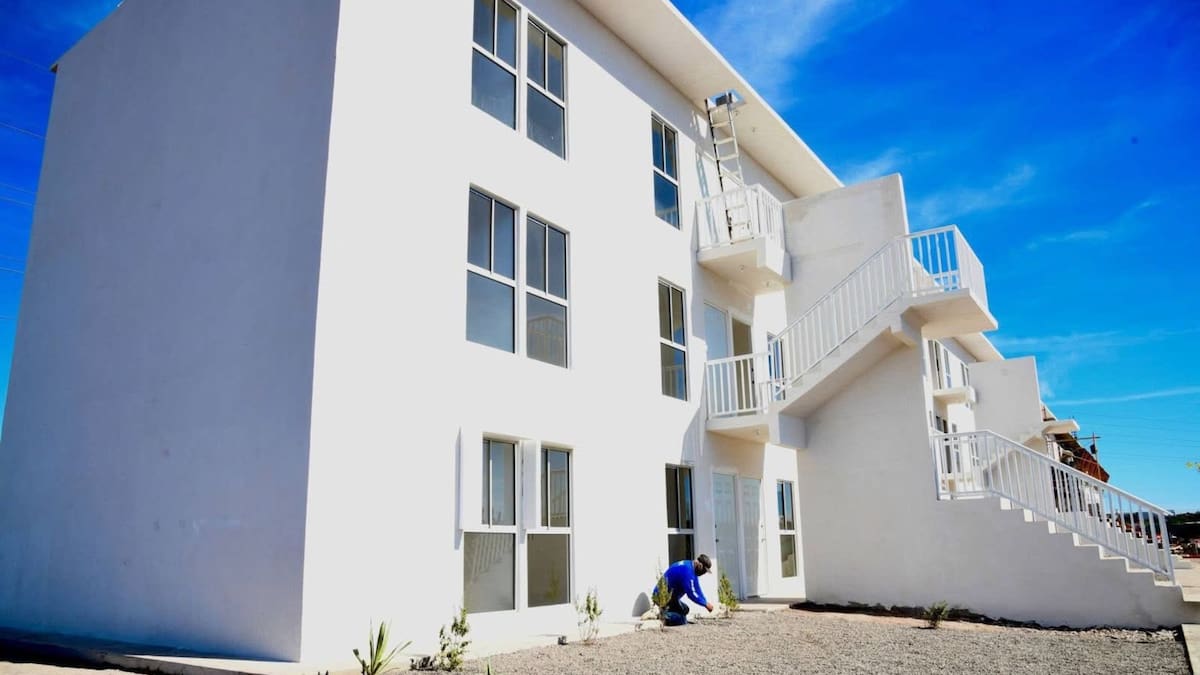 Aunque el programa Vivienda para el Bienestar avanza 33.6% a nivel nacional, la escasez de suelo y las trabas burocráticas congelan las obras en cinco estados clave que registran los niveles más altos de rezago