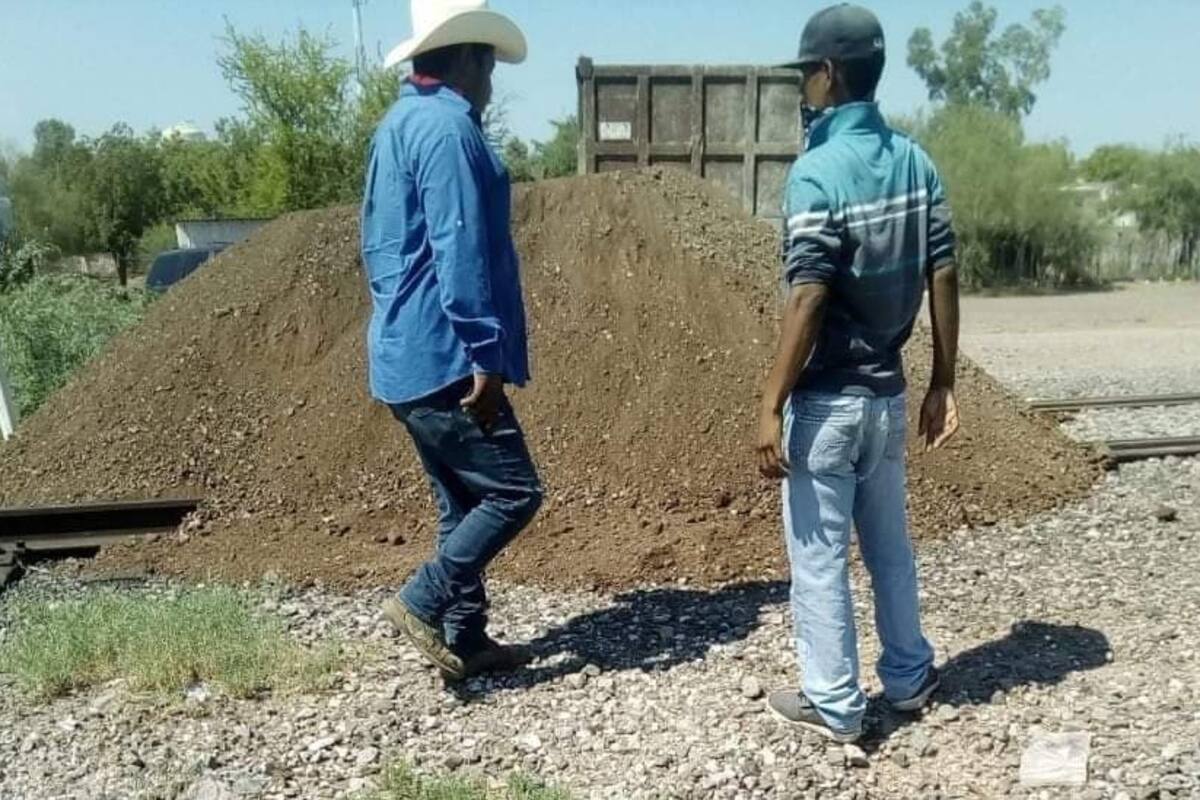 Yaquis bloquean vías del tren en Vícam