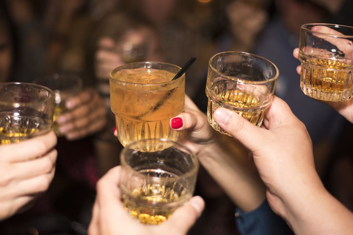 ¿Por qué es difícil dormir después de una noche de copas? La ciencia lo explica