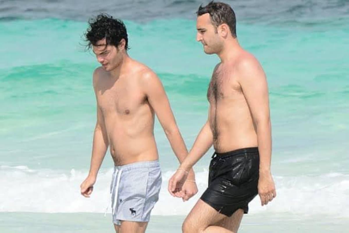 Captan a vocalista de 'Reik' vacacionando junto a otro hombre