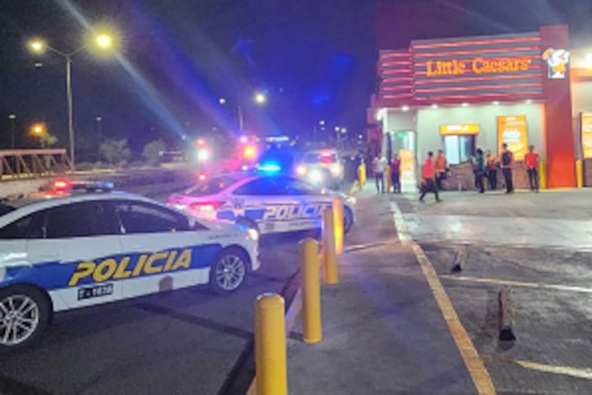 Hospitalizan a 3 tras fuga de gas en una pizzería