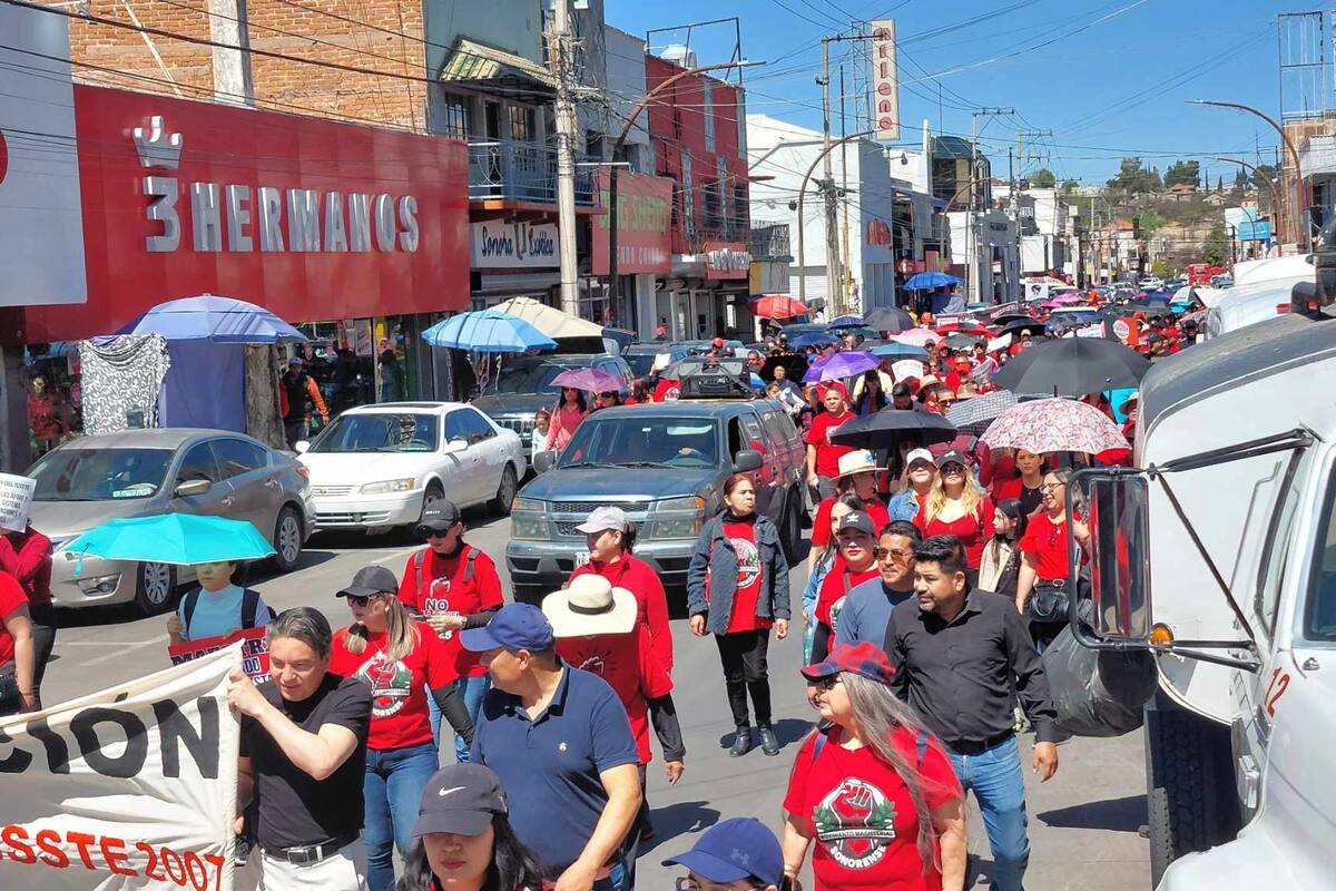 Marchan maestros federalizados en Nogales