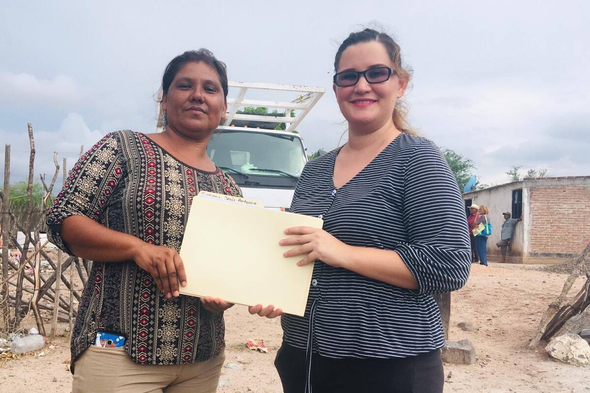 Maestra recorre zona rural para apoyar a sus alumnos