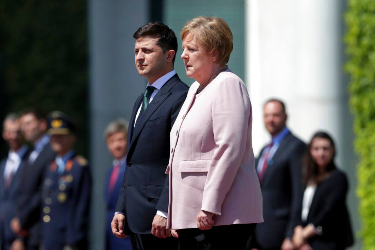 Impacta video de Angela Merkel temblando