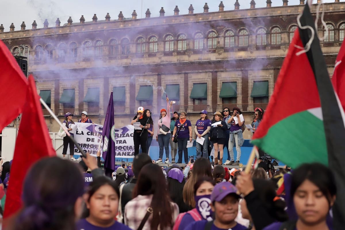 Claudia Sheinbaum describe como “pacífica” la marcha del 25 de noviembre, pero CANACO reporta pérdidas millonarias por cierre de negocios y blindajes