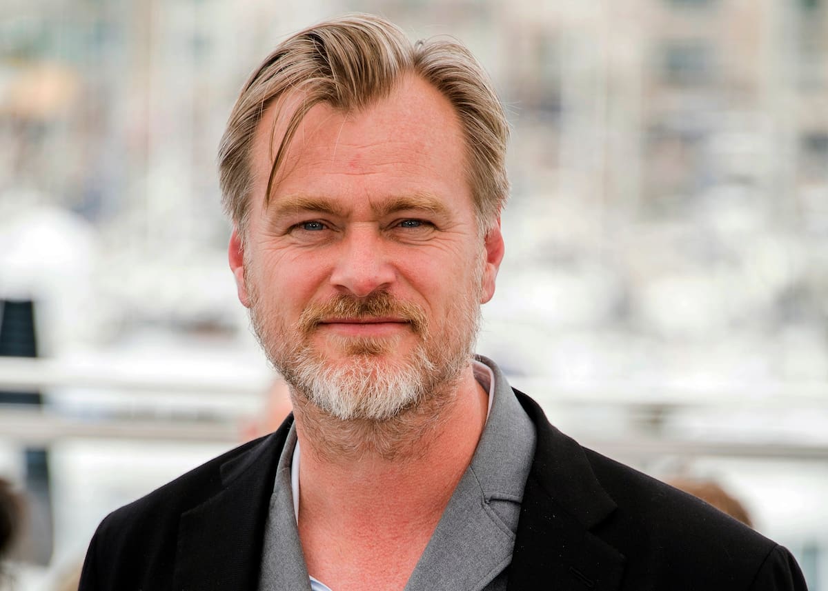En esta foto del 12 de mayo de 2018, el director Christopher Nolan posa durante el Festival de Cine de Cannes, en el sur de Francia. La película "Tenet" de Nolan es la producción más grande de Hollywood que se estrene en los cines en la era del COVID. Nolan dice que está complacido con el plan de lanzamiento paulatino de Warner Bros. (Foto por Arthur Mola/Invision/AP, Archivo)