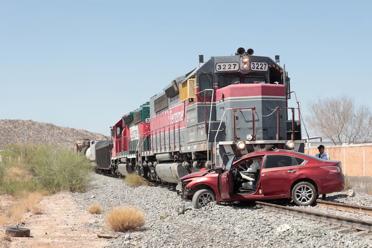 Tren arrastra 250 metros un auto; hay un lesionado