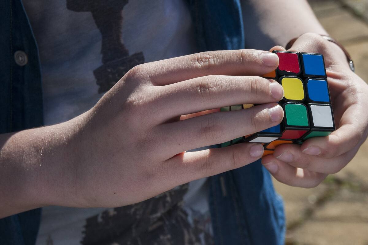 Tiktoker muestra presunto secreto para armar el Cubo de Rubik
