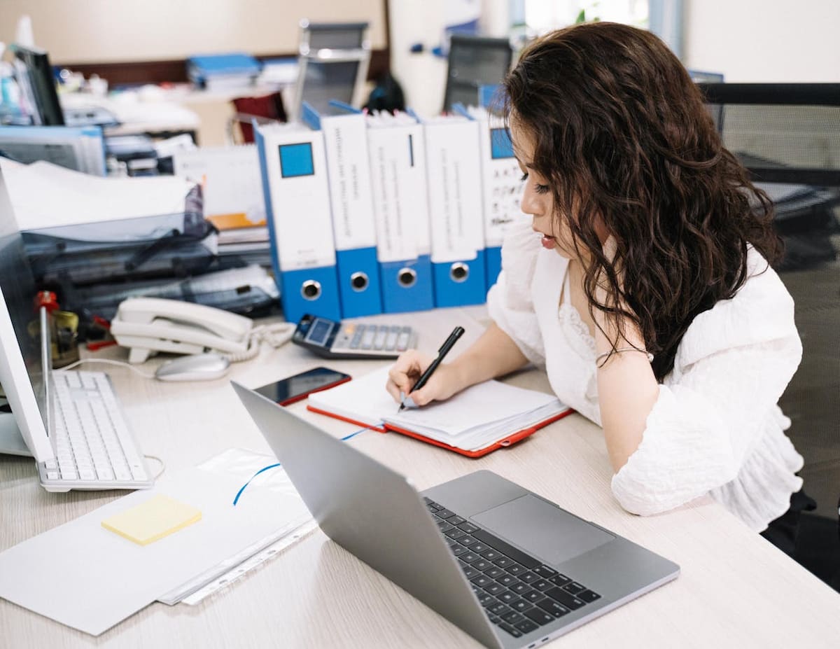 En muchas ocasiones a las personas jóvenes les solicitan experiencia, a pesar de tratarse de su primer empleo. | Foto: Pexels