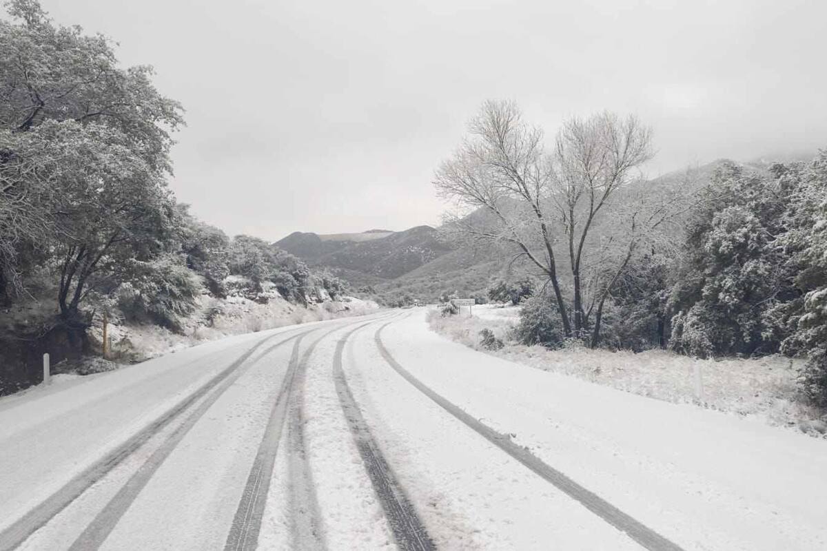 Carretera Ímuris-Cananea es temporalmente cerrada por intensa caída de nieve