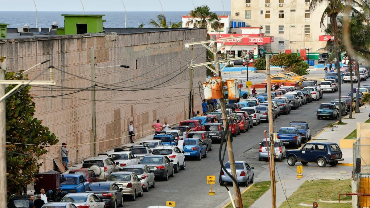 Vista de la demanda de combustible en Cuba, destacando la presión sobre los proveedores y las micro y pequeñas empresas que dependen de estos suministros. (Reuters)