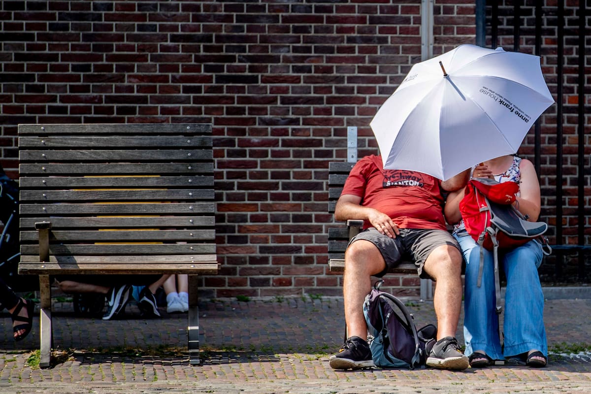 El calor avanza hacia el noroeste del país, donde Medford y el corredor entre Eugene y Portland, Oregón, tienen advertencias de calor extremo con máximas de 36 °C a 43 °C y mínimas nocturnas de hasta 21 °C, lo que impedirá un alivio significativo. EFE/Robin Utrecht/Archivo