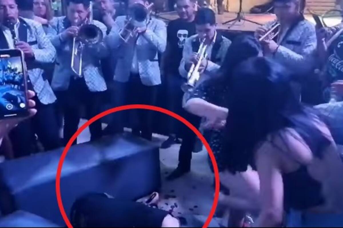 VIDEO: Joven se queda dormido borracho en antro y ni la banda Toro Viejo lo logra despertar