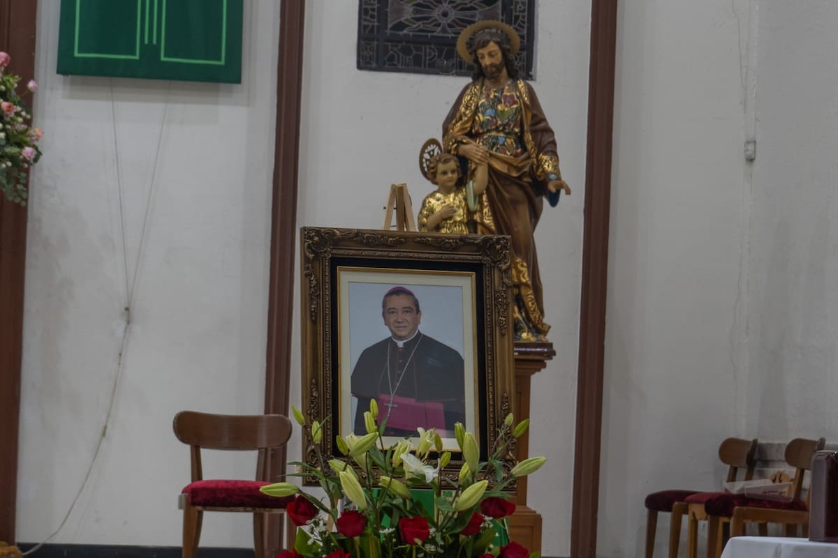 Colocan una fotografía del Arzobispo de Tijuana Francisco Moreno Barrón y un arreglo floral en las misas vespertinas de este domingo