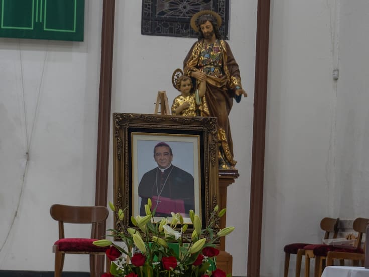 Colocan una fotografía del Arzobispo de Tijuana Francisco Moreno Barrón y un arreglo floral en las misas vespertinas de este domingo