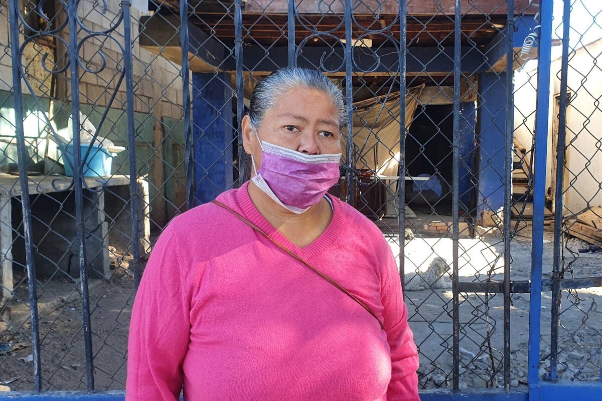 Mujer con lesión en pierna soporta frío con solo una cobija