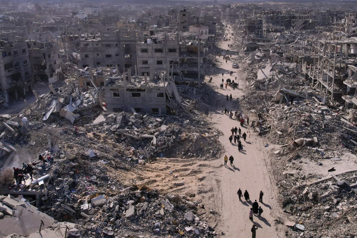 Fotografía aérea tomada por un dron muestra a palestinos desplazados que regresan a Rafah, un día después de que entrara en vigor el acuerdo de alto el fuego entre Israel y Hamás. | Crédito: AP