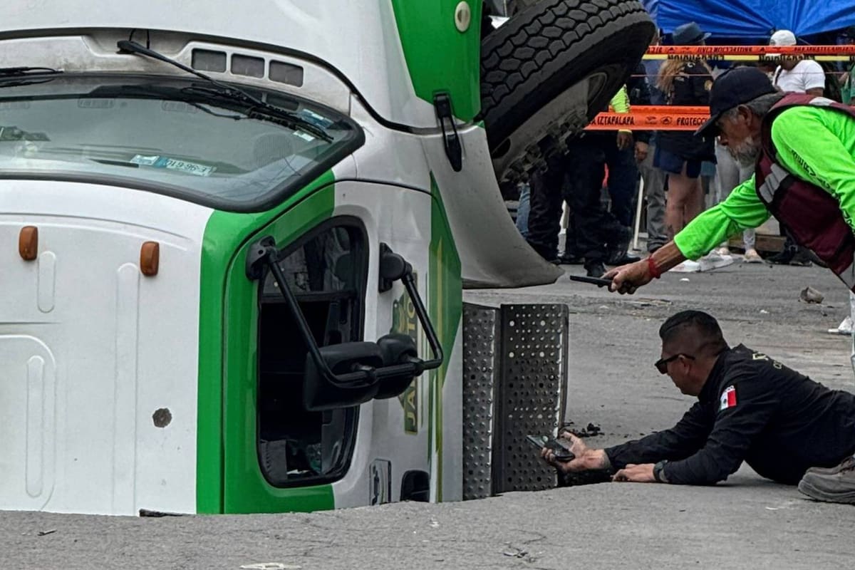 Logran retirar camión que cayó en socavón en Iztapalapa: VIDEO muestra su profundidad