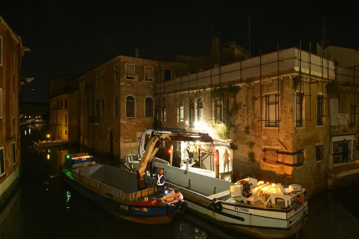 Las calles de Venecia son estrechos pasillos peatonales que serpentean entre canales, puentes y plazas, sin tráfico vehicular. | Crédito: AP
