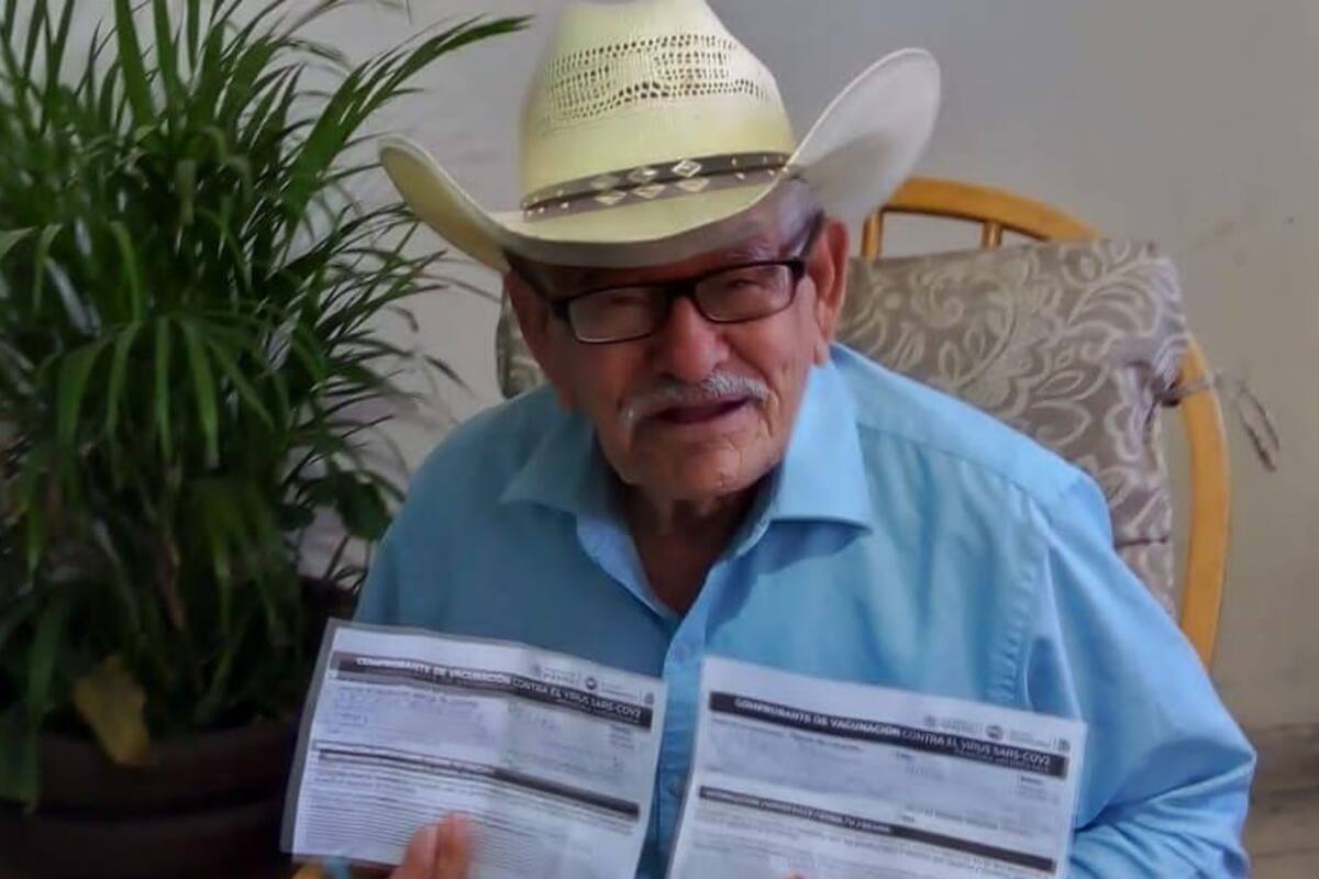 ¡Feliz! Don Manuel podrá ver a su familia sin miedo; recibe segunda dosis contra Covid