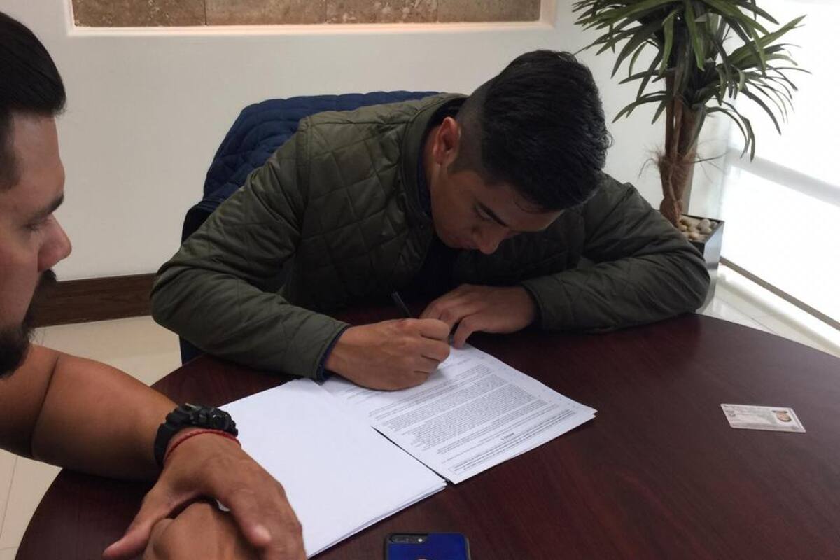 Firma Fernando Olguín con Cerveceros de Milwaukee