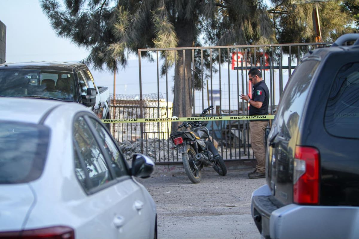 Dos hombres fueron atacados a balazos mientras viajaban en una camioneta en la colonia Villa Fontana. Uno murió en el lugar y el otro fue trasladado grave a un hospital.
Fotos: Border Zoom.