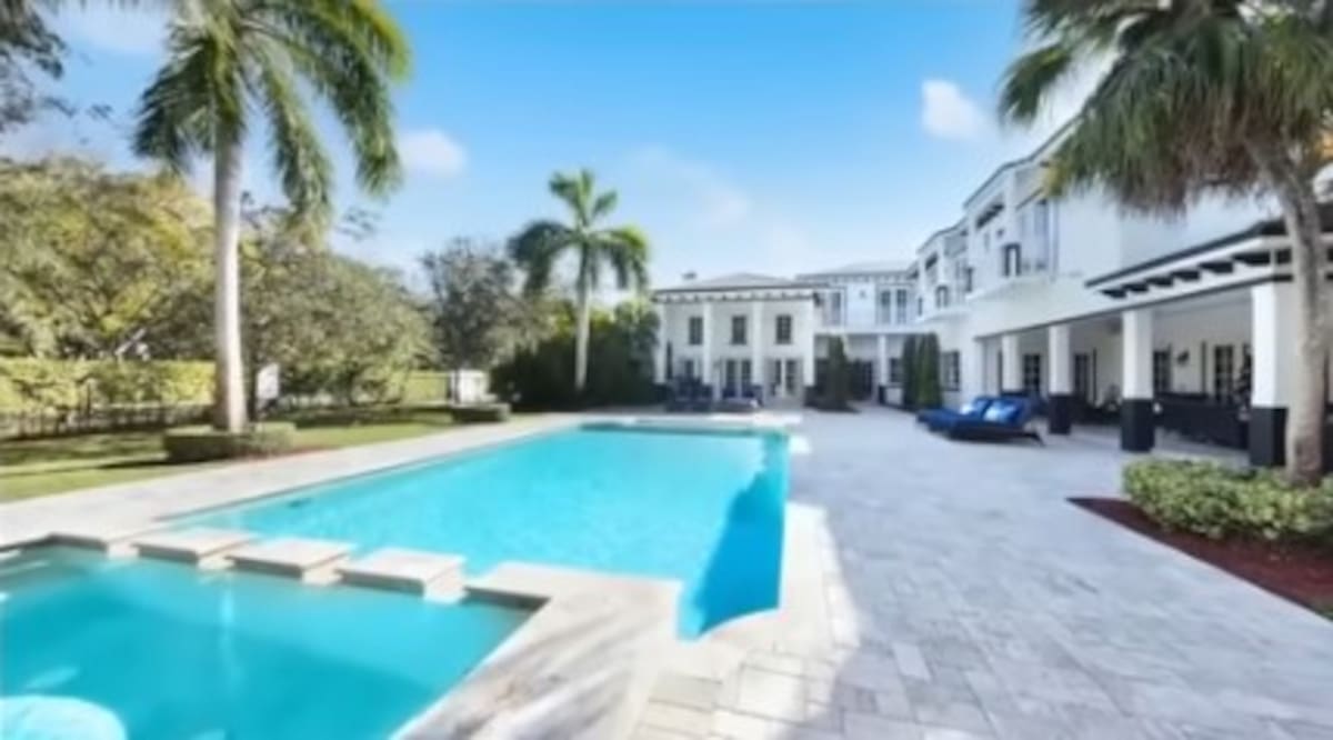 Aseguran que Inés Gómez Mont y Víctor Manuel Álvarez Puga habitan una mansión en Miami, Florida con un valor de entre 222 y 388 millones de pesos mexicanos | Captura Youtube: @Piedenota