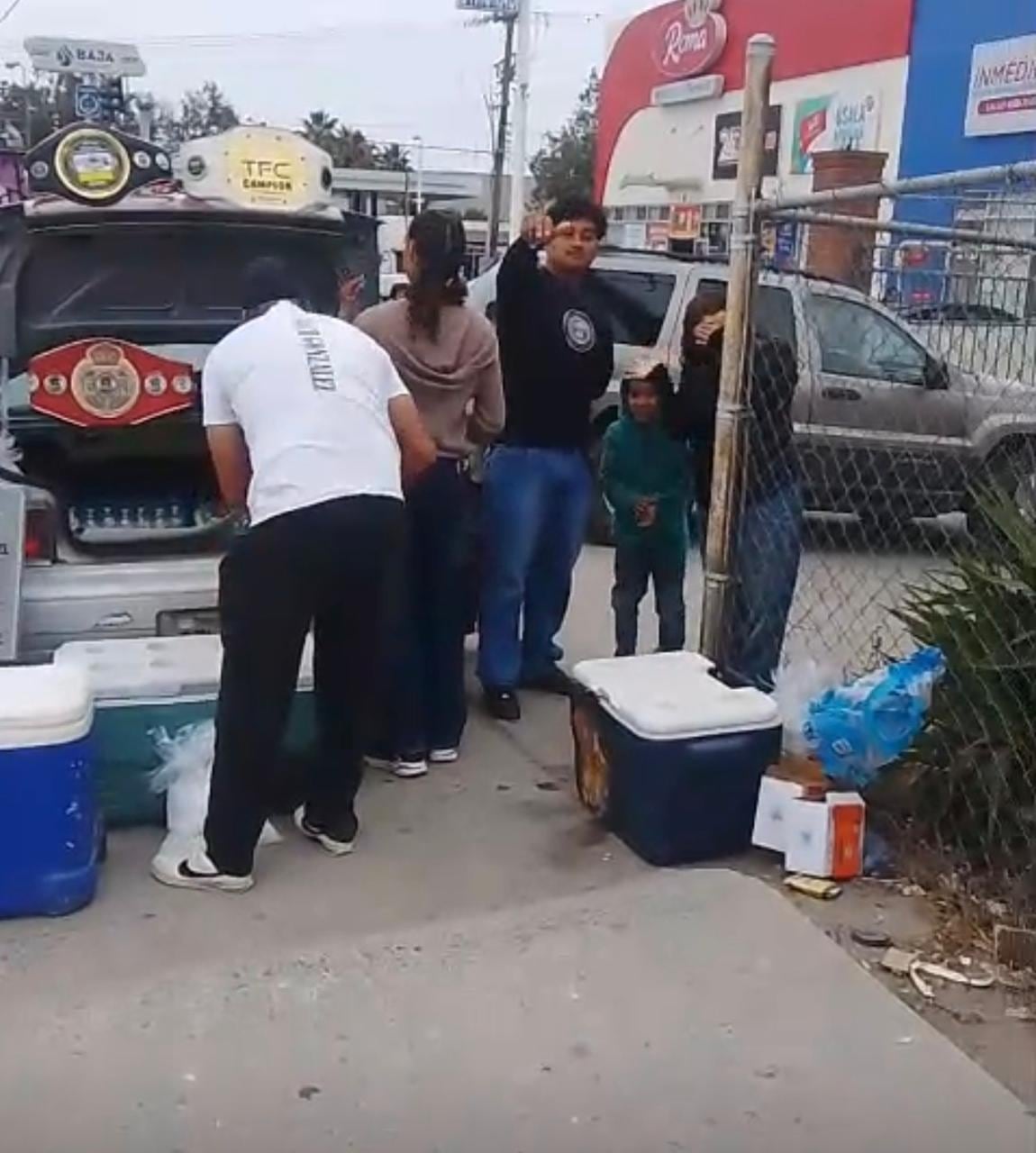 Tres jóvenes buscan reunir 60 mil pesos para representar a Rosarito en un torneo de artes marciales en la Ciudad de México, ante la falta de apoyo de las autoridades. Foto: Carmen Gutiérrez