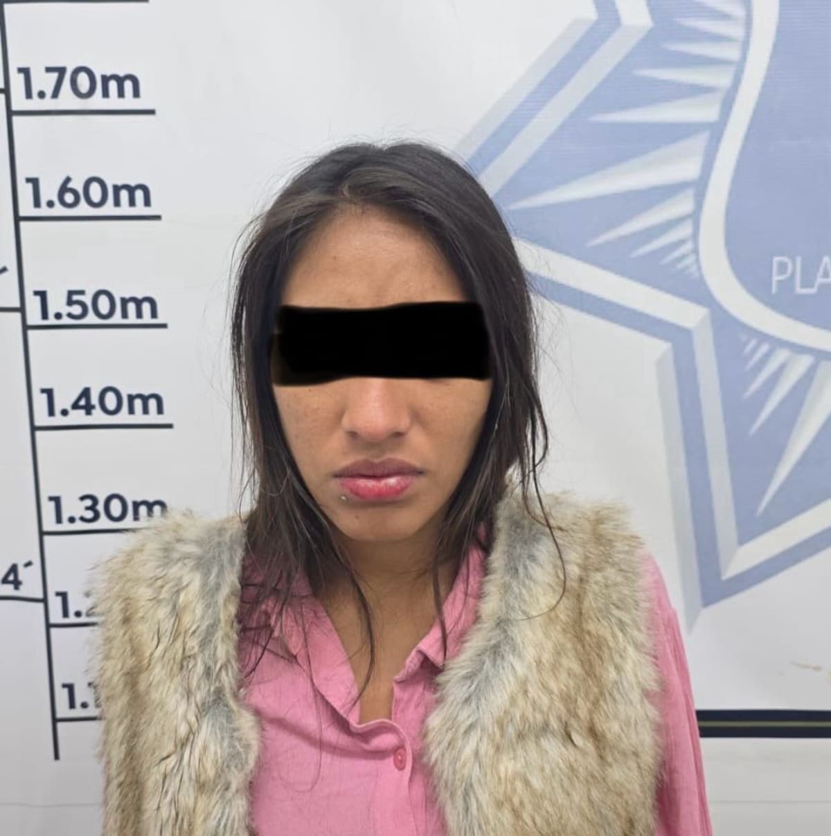 Una pareja que viajaba con dos menores fue detenida en Rosarito tras ser sorprendida en posesión de un vehículo con reporte de robo y una lona con un mensaje de un presunto grupo delictivo. Foto: Cortesía
