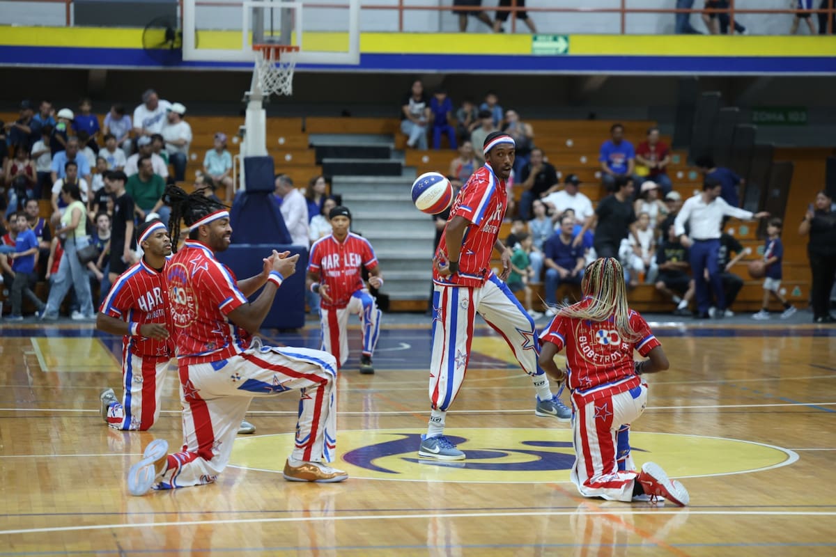 Harlem Globetrotters llenan de trucos, humor y basquetbol el Gimnasio de la Unison en Hermosillo