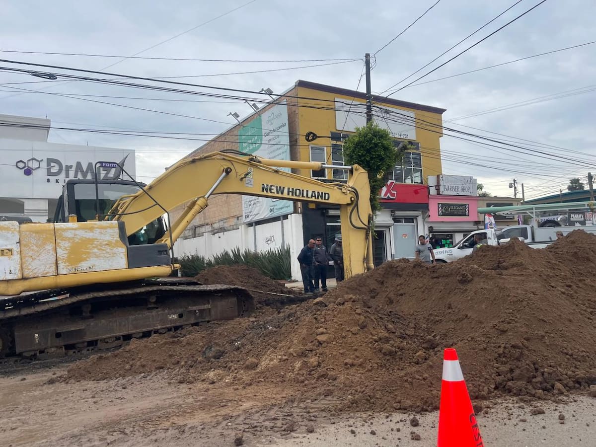 Cespt trabaja en la reparación de socavón en el bulevar Benito Juárez de Rosarito. Foto: Carmen Gutierrez