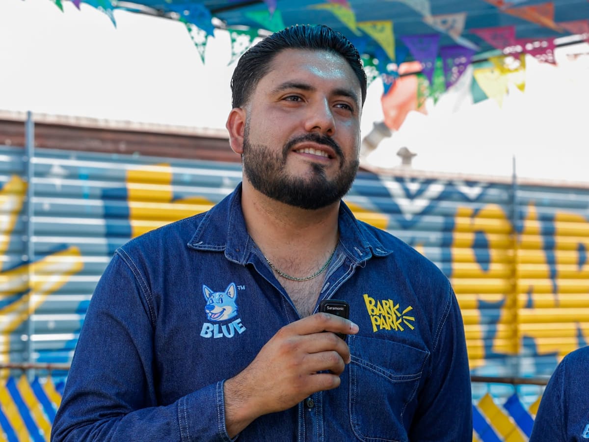 Daniel, además de ser fundador, es adiestrador canino y detalló que el verdadero propósito del lugar va más allá del entretenimiento. l Foto: Juan J Morales