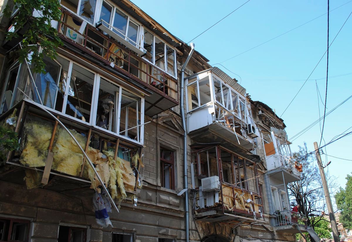 Al menos dos personas murieron y una docena más resultaron heridas después de que Rusia lanzara un ataque conjunto a gran escala en Ucrania, según el Servicio Estatal de Emergencias (SES). | Crédito: EFE/ Sergey Dolzhenko