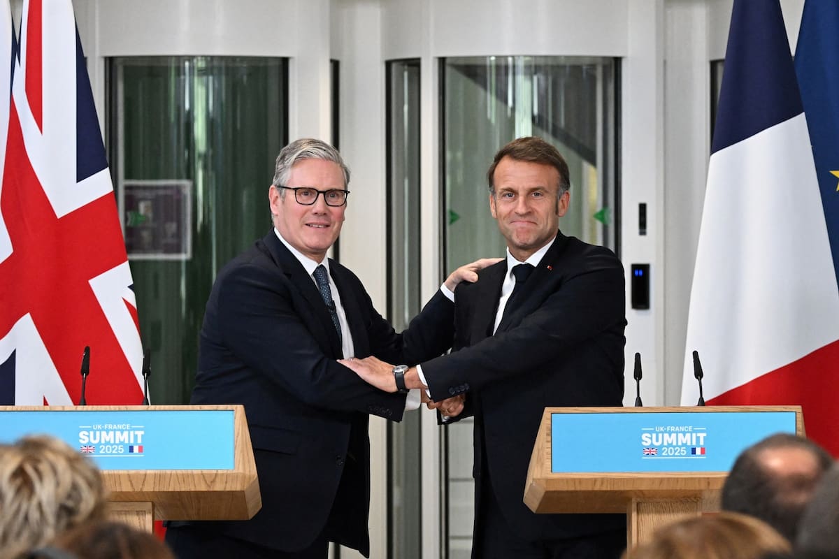 Reino Unido y Francia reúnen este lunes a más de 40 países para decidir una misión naval en el estrecho de Ormuz, mientras el bloqueo que ya afecta casi el 20% del petróleo mundial presiona a Europa a coordinar una respuesta militar sin sumarse a los ataques de Estados Unidos